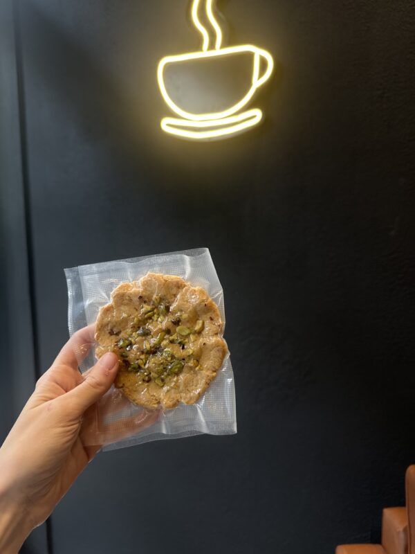 Keto Cookie NYC (choco blanco y pistachos) - Imagen 2
